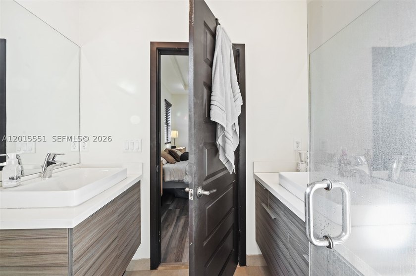 Discover this exquisite 3-bedroom, 2.5-bathroom residence - photo 25