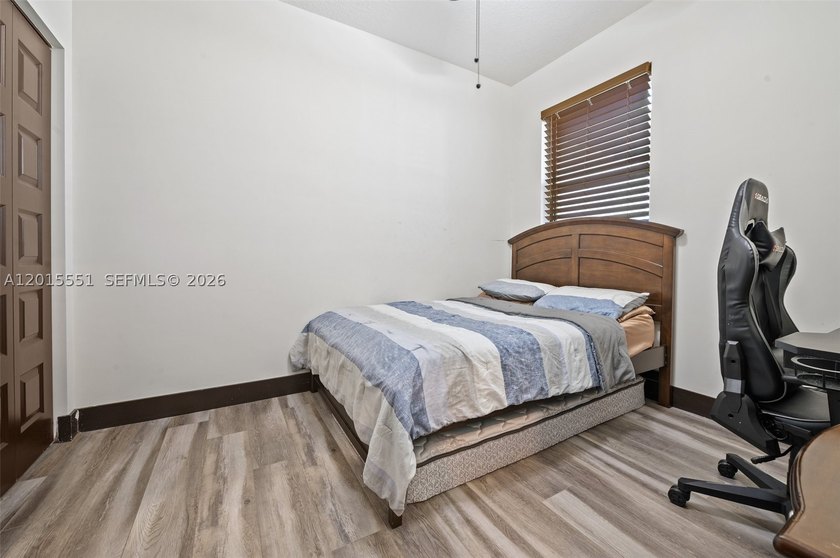 Discover this exquisite 3-bedroom, 2.5-bathroom residence - photo 30