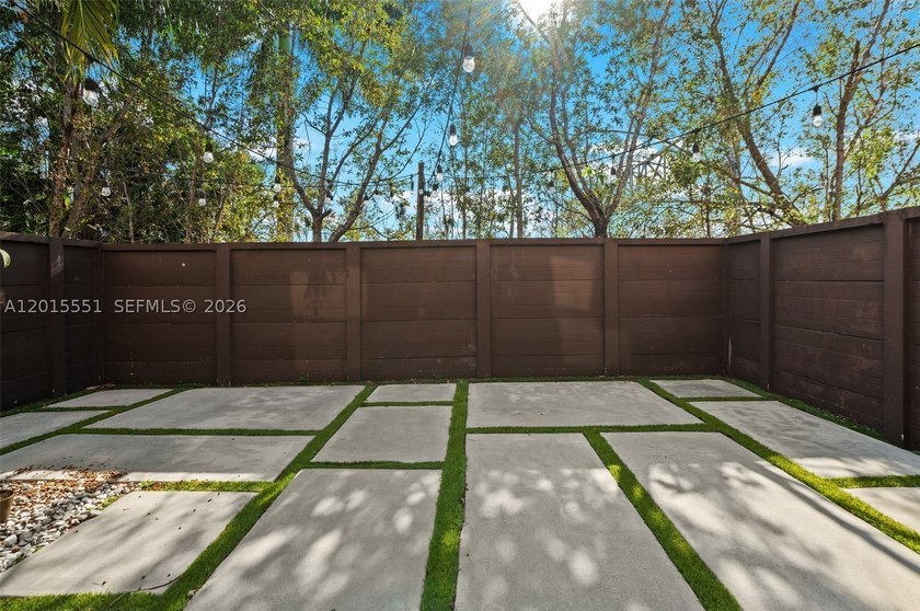Discover this exquisite 3-bedroom, 2.5-bathroom residence - photo 31