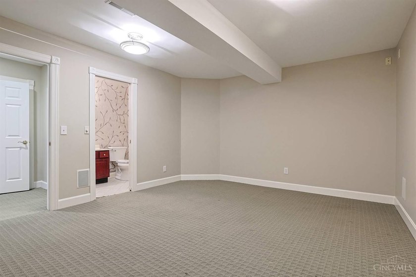 Custom built brick &amp; stone ranch on cul-de-sac in one of Mason's - photo 42