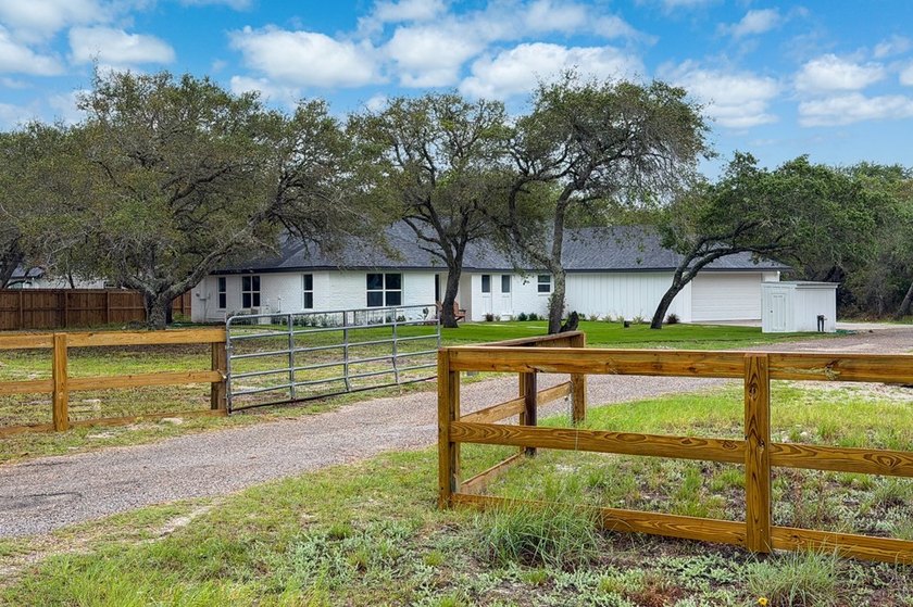 Beautiful remodel from the studs in! Farmhouse styling with 3 - photo 4