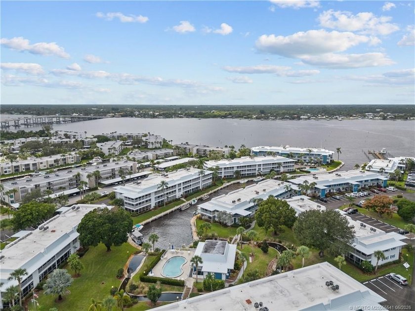 Florida living at its best! Beautifully maintained 2 bedroom, 2 - photo 3