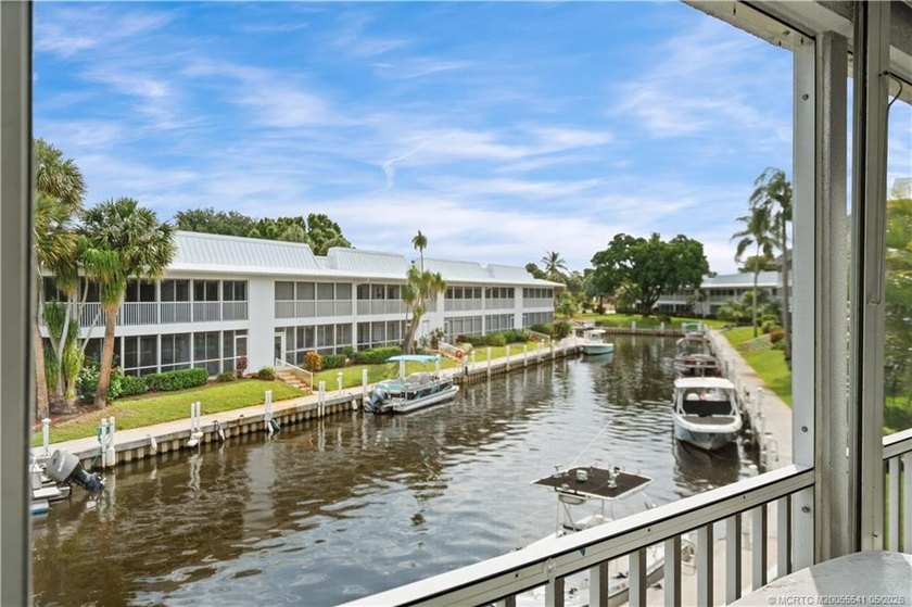Florida living at its best! Beautifully maintained 2 bedroom, 2 - photo 9