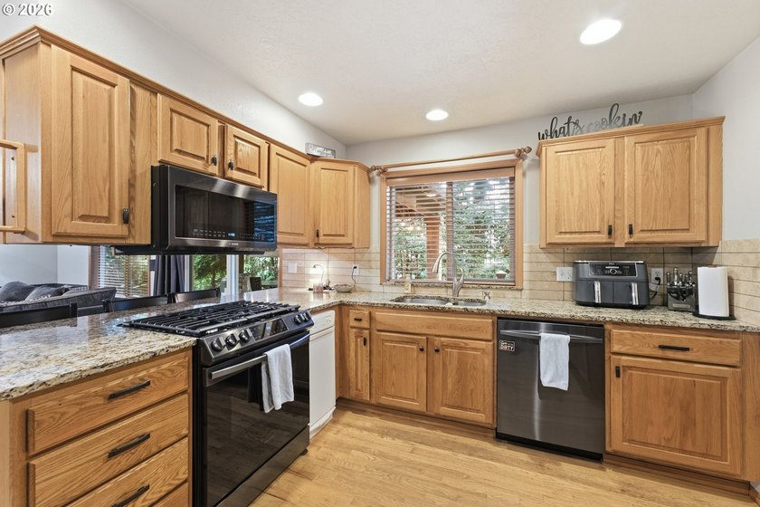 Welcome to this beautifully maintained, two-story traditional - photo 11