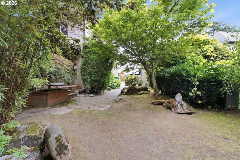 Welcome to this beautifully maintained, two-story traditional - photo 34