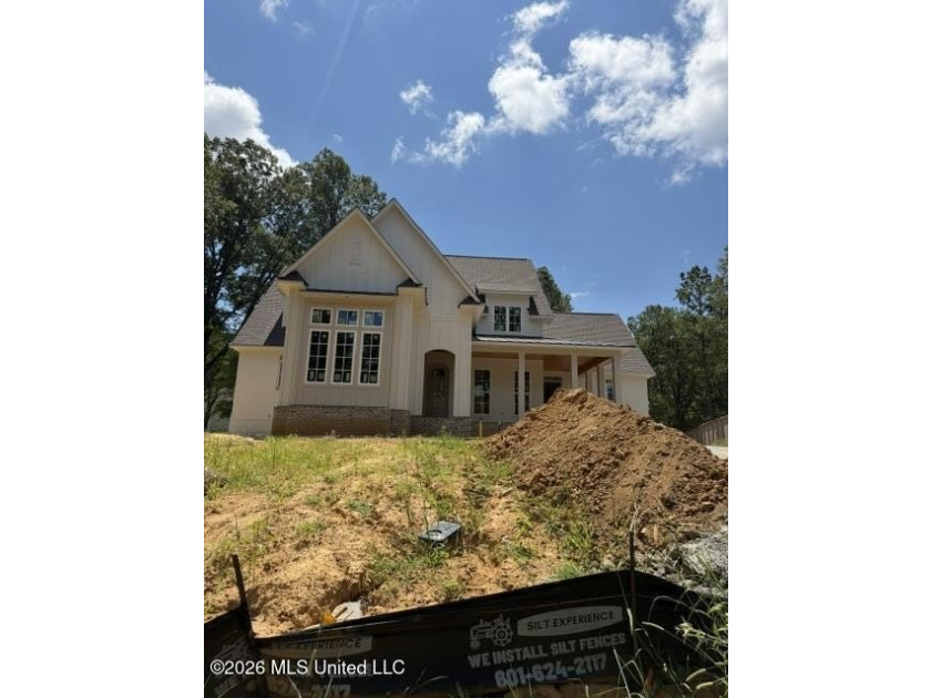 Welcome to this exceptional 5-bedroom, 4.5-bath home nestled in - photo 3