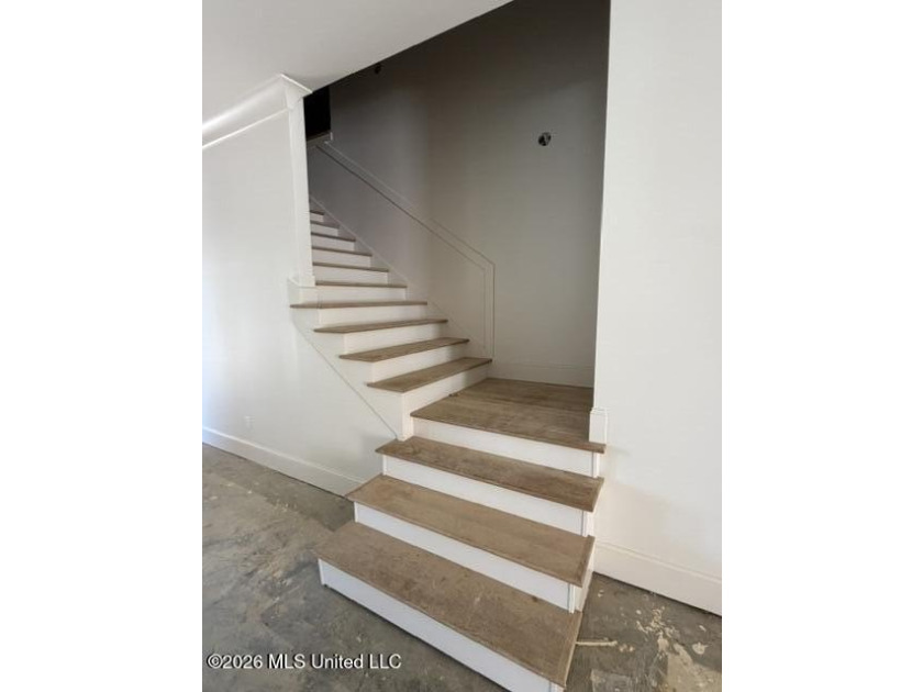Welcome to this exceptional 5-bedroom, 4.5-bath home nestled in - photo 7