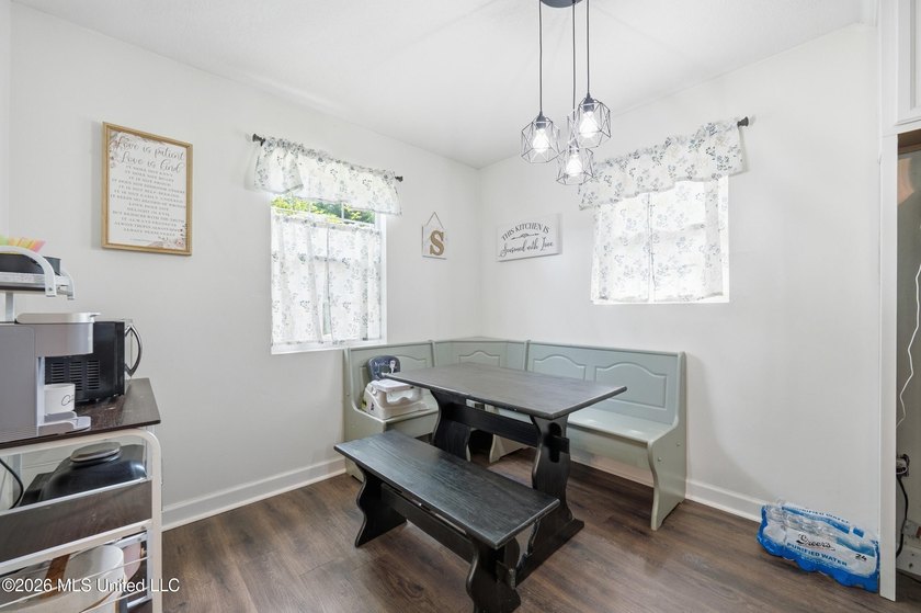 Precious three bedroom, two bath cottage located in the East - photo 4