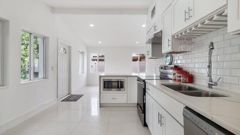 Beautifully Updated East Boca Home - No HOA! Welcome to this - photo 9