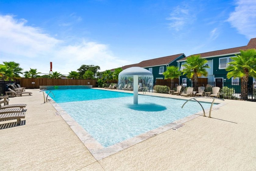 Welcome to LITTLE BAY LANDING, a beautifully renovated 24-unit - photo 4