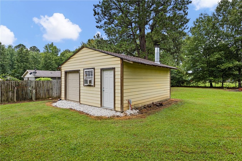 Move right into this beautifully updated 3-bedroom, 1.5-bath - photo 5