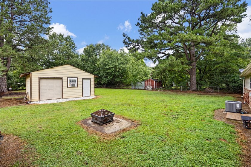 Move right into this beautifully updated 3-bedroom, 1.5-bath - photo 6