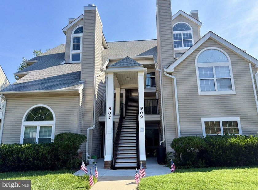Rarely available 2-bedroom, 1-bath, one-level condo in the - photo 21