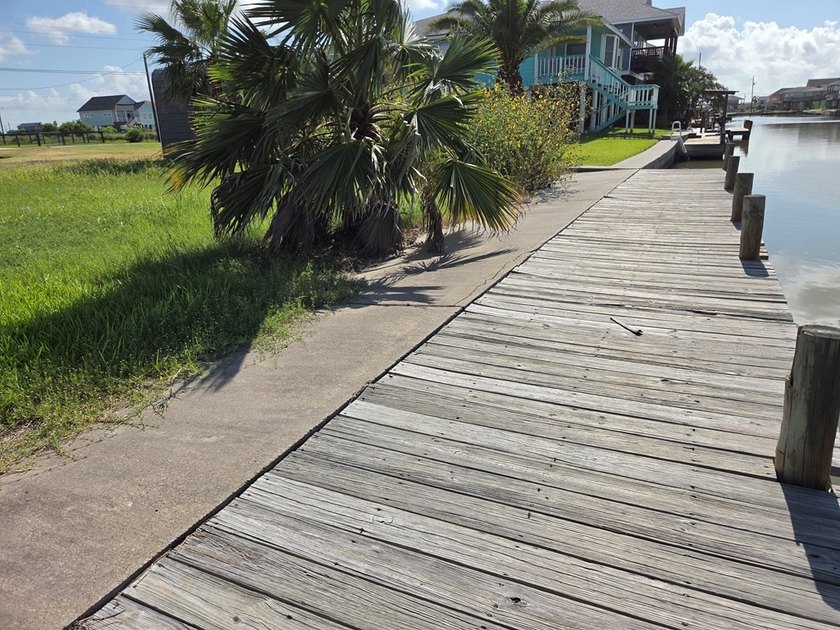 Canal-front living begins here in the sought-after Holiday Beach - photo 3