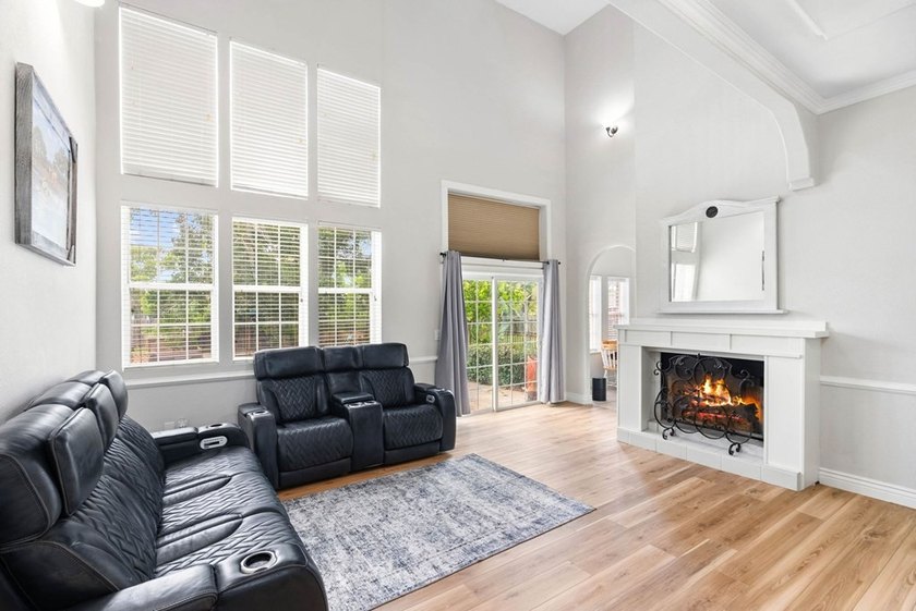 Come see this traditional 4 bedroom, 3 1/2 bath home situated on - photo 3