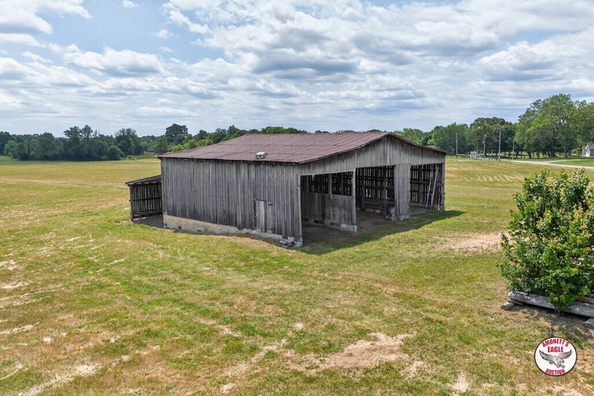 Positioned in a peaceful country setting near the city limits of - photo 6