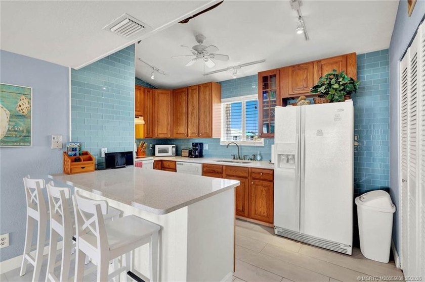OCEANFRONT - Must see this cute and cozy 2/2 oceanfront condo - photo 8