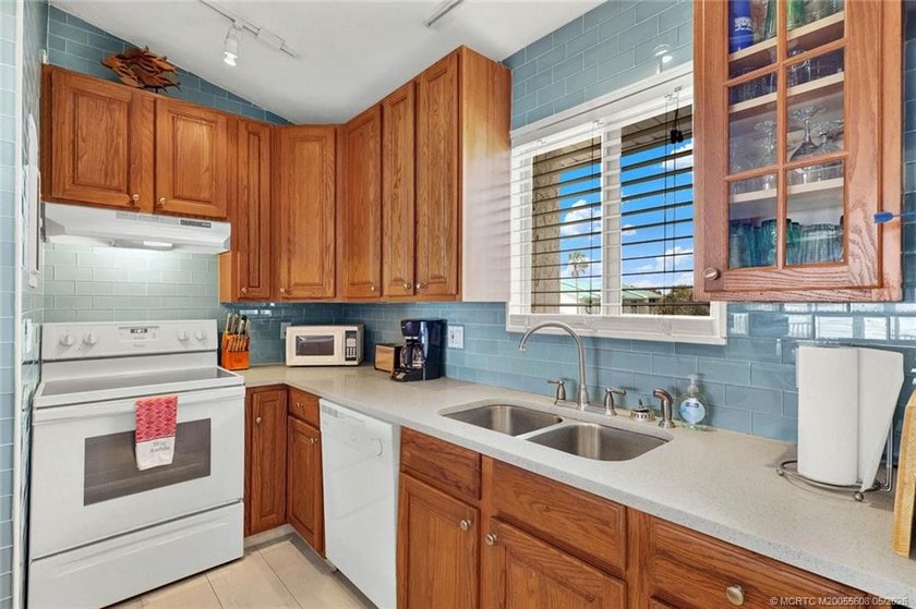 OCEANFRONT - Must see this cute and cozy 2/2 oceanfront condo - photo 9