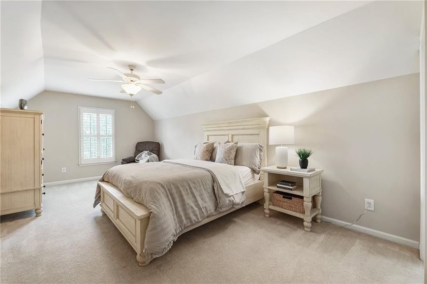 Welcome home to this beautifully maintained ranch with a - photo 25