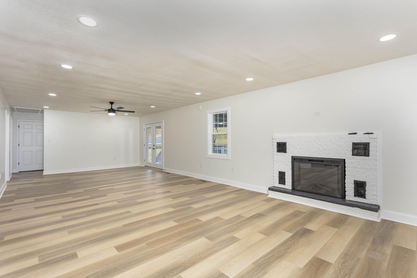 Welcome to this stunning, completely renovated 4-bedroom - photo 7