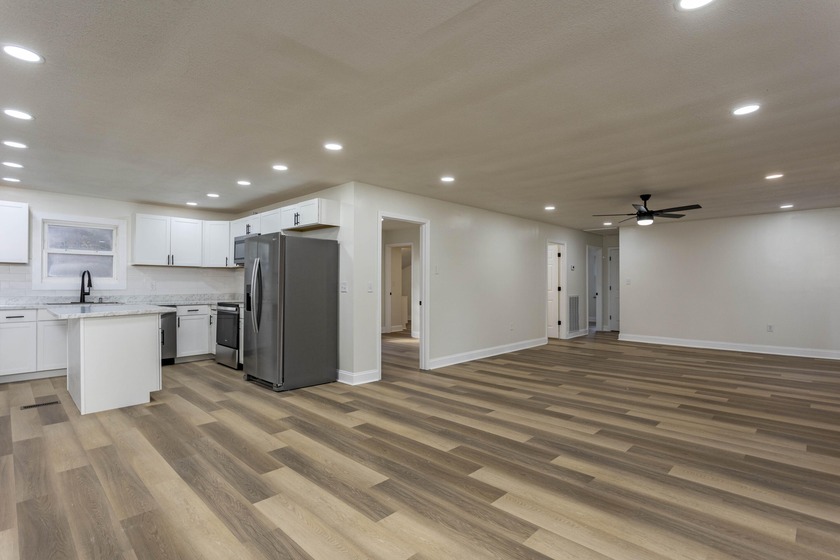 Welcome to this stunning, completely renovated 4-bedroom - photo 8
