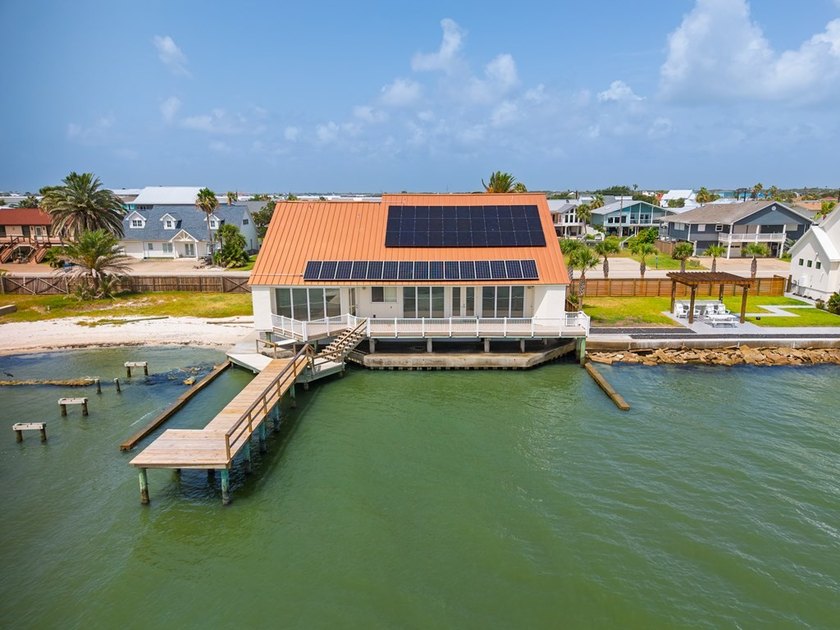 Perfectly positioned on the shores of Aransas Bay, this - photo 2