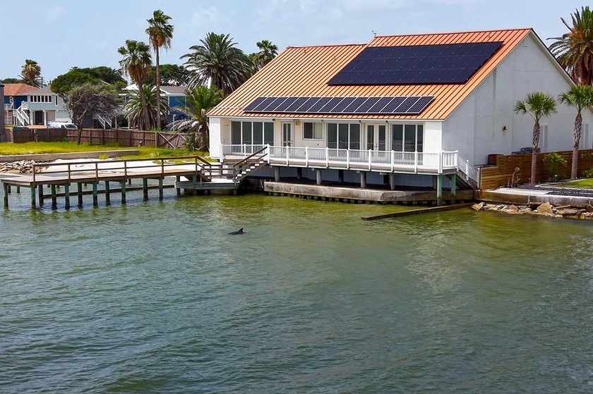 Perfectly positioned on the shores of Aransas Bay, this - photo 3