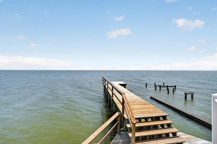 Perfectly positioned on the shores of Aransas Bay, this - photo 5