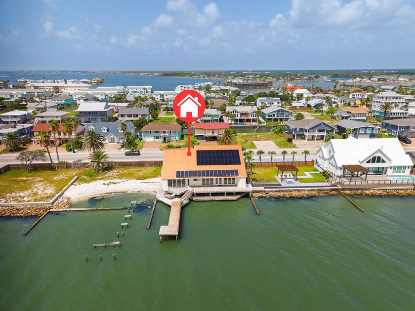 Perfectly positioned on the shores of Aransas Bay, this - photo 7