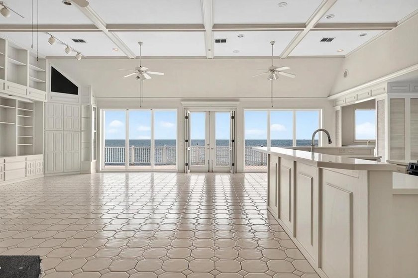 Perfectly positioned on the shores of Aransas Bay, this - photo 10