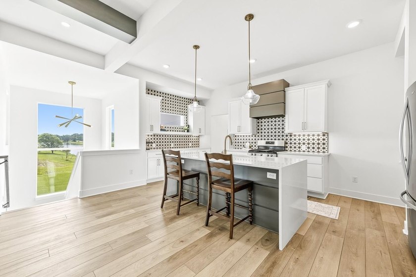 This stunning 5-bedroom, 3-bathroom home offers the perfect - photo 11