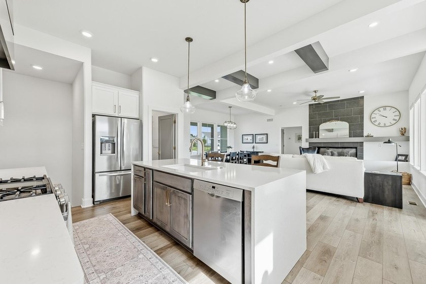 This stunning 5-bedroom, 3-bathroom home offers the perfect - photo 12