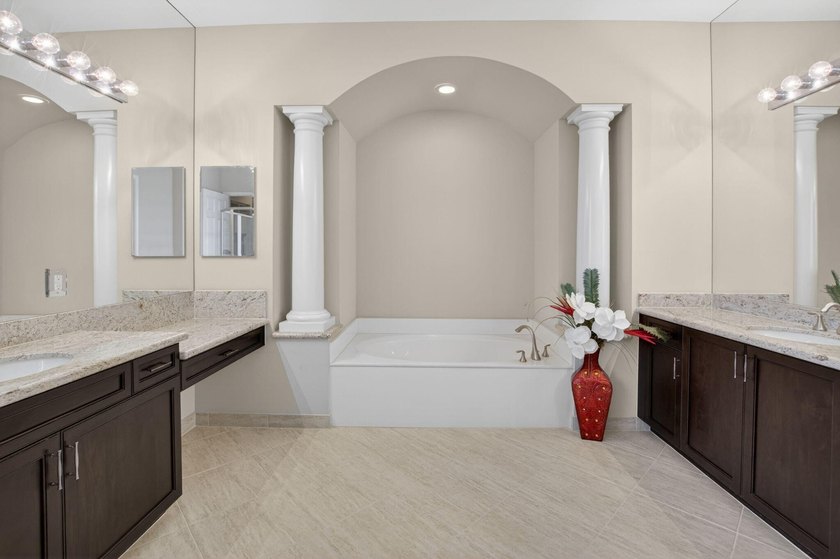 Welcome to this beautifully maintained 3-bedroom, 2.5-bath - photo 14