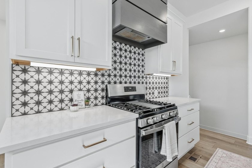 This stunning 5-bedroom, 3-bathroom home offers the perfect - photo 14