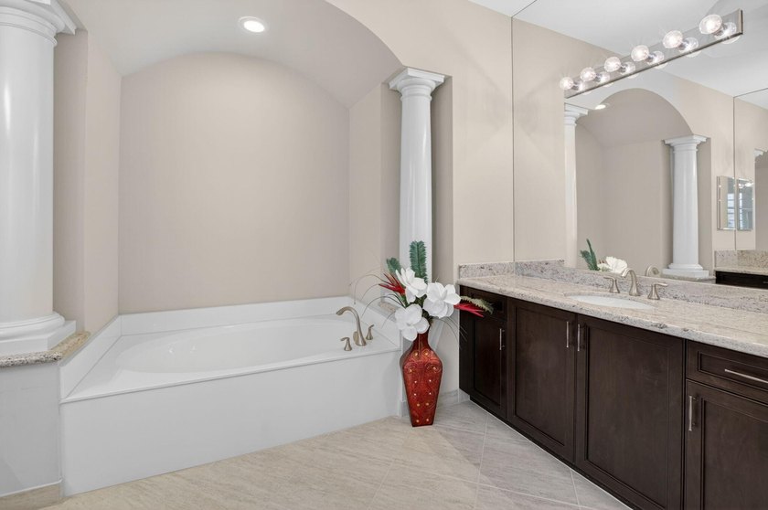 Welcome to this beautifully maintained 3-bedroom, 2.5-bath - photo 15