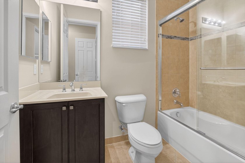 Welcome to this beautifully maintained 3-bedroom, 2.5-bath - photo 18