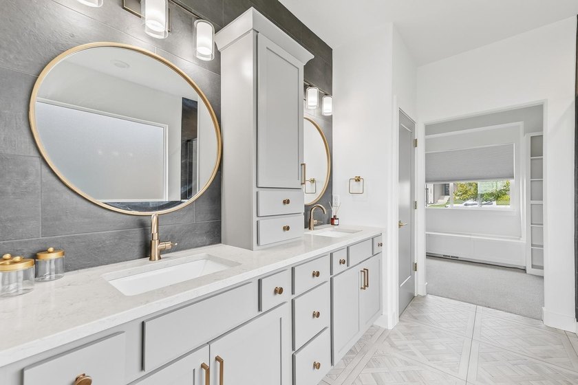 This stunning 5-bedroom, 3-bathroom home offers the perfect - photo 19