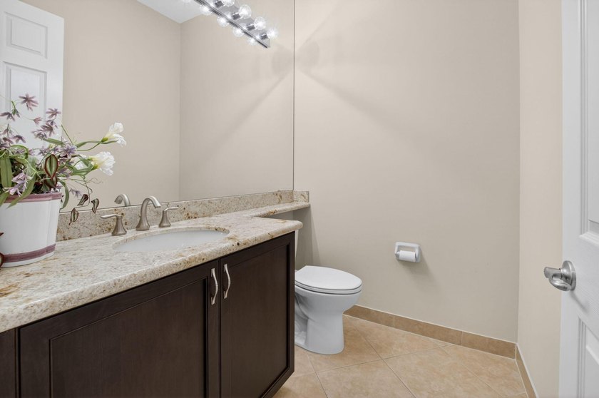 Welcome to this beautifully maintained 3-bedroom, 2.5-bath - photo 21