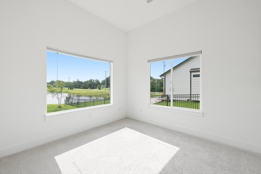 This stunning 5-bedroom, 3-bathroom home offers the perfect - photo 21