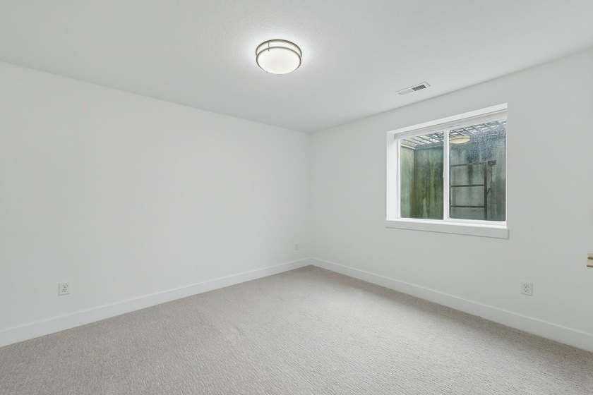 This stunning 5-bedroom, 3-bathroom home offers the perfect - photo 33