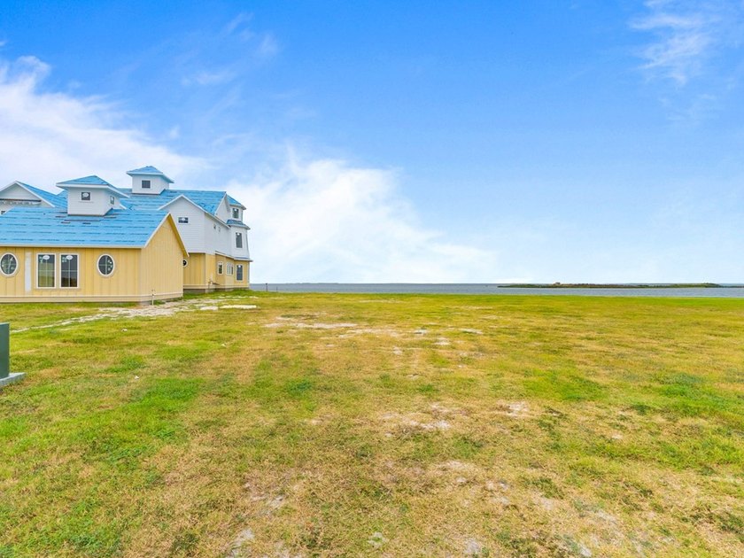 Discover an exceptional bayfront homesite in the prestigious - photo 5