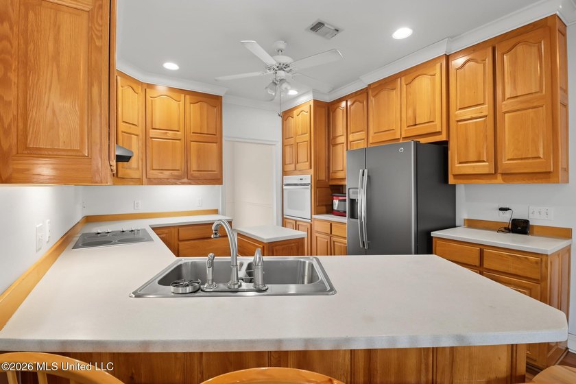 Spacious 4-bedroom, 2-bath home conveniently located between Hwy - photo 6