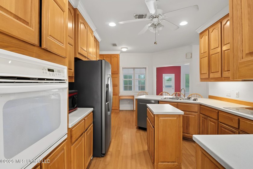 Spacious 4-bedroom, 2-bath home conveniently located between Hwy - photo 7