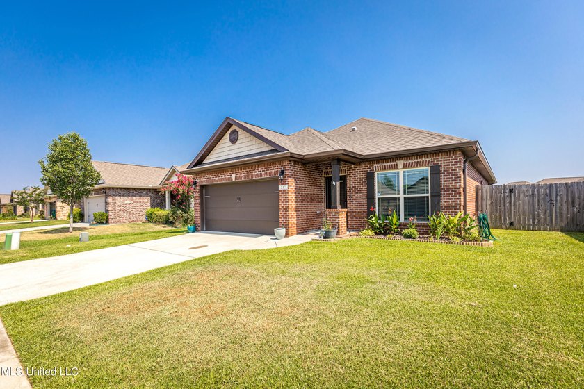Welcome home to this charming 3-bedroom, 2-bath home in one of - photo 5