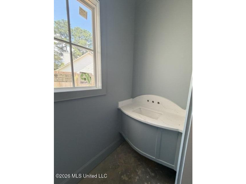 Welcome to this exceptional 5-bedroom, 4.5-bath home nestled in - photo 11