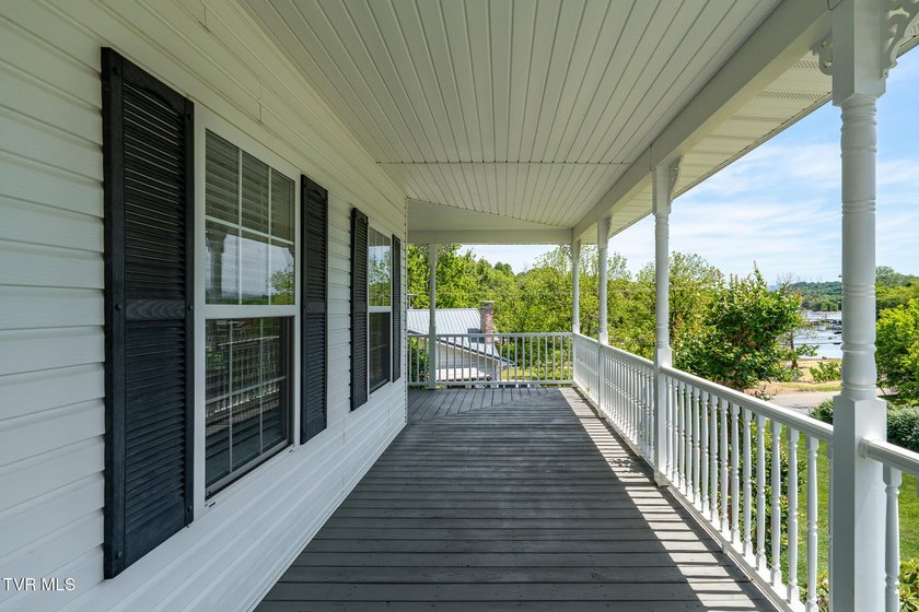 MOTIVATED * SELLER RELOCATING -Custom-Built, one-owner home in - photo 11