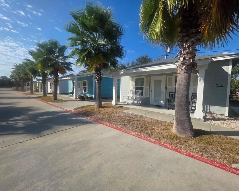Your coastal escape awaits at 121 Oasis Circle! This charming 1 - photo 2