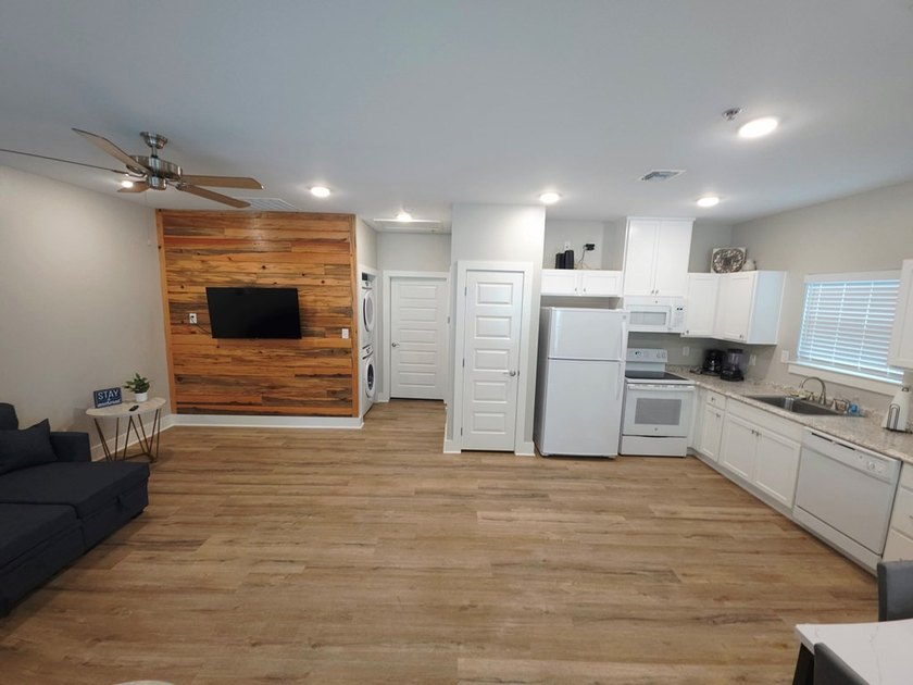Your coastal escape awaits at 121 Oasis Circle! This charming 1 - photo 7