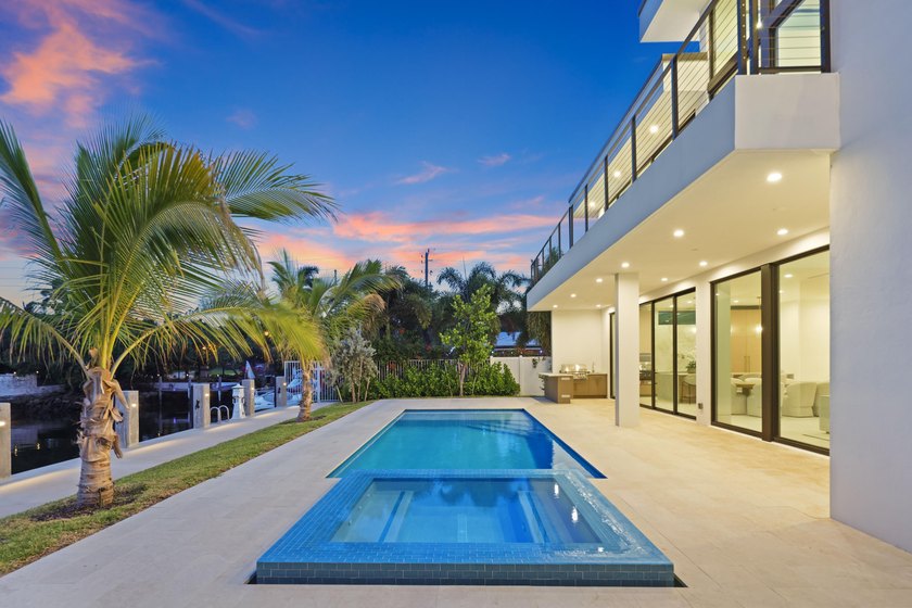 Brand-new modern waterfront estate offering the ultimate South - photo 6