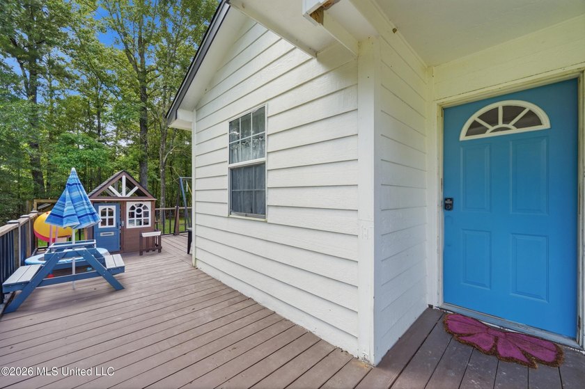 Precious three bedroom, two bath cottage located in the East - photo 19